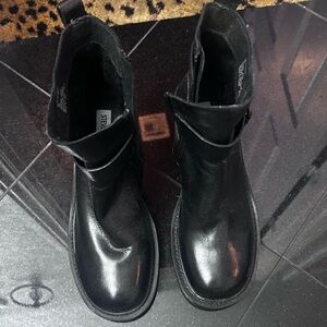 Steve Madden Chelsea Boots Brand New
never worn
